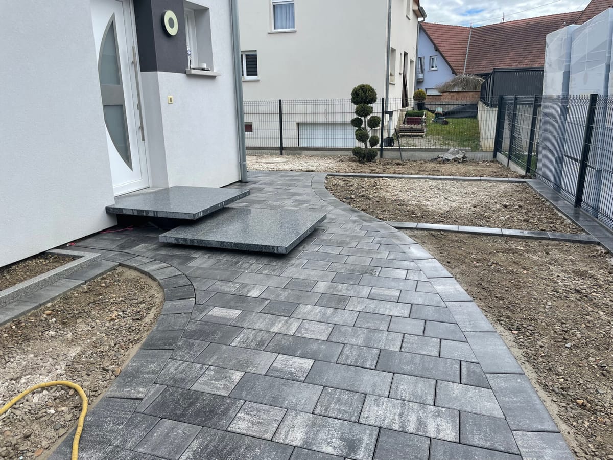 Pose de pavés en cours sur une allée d'accès