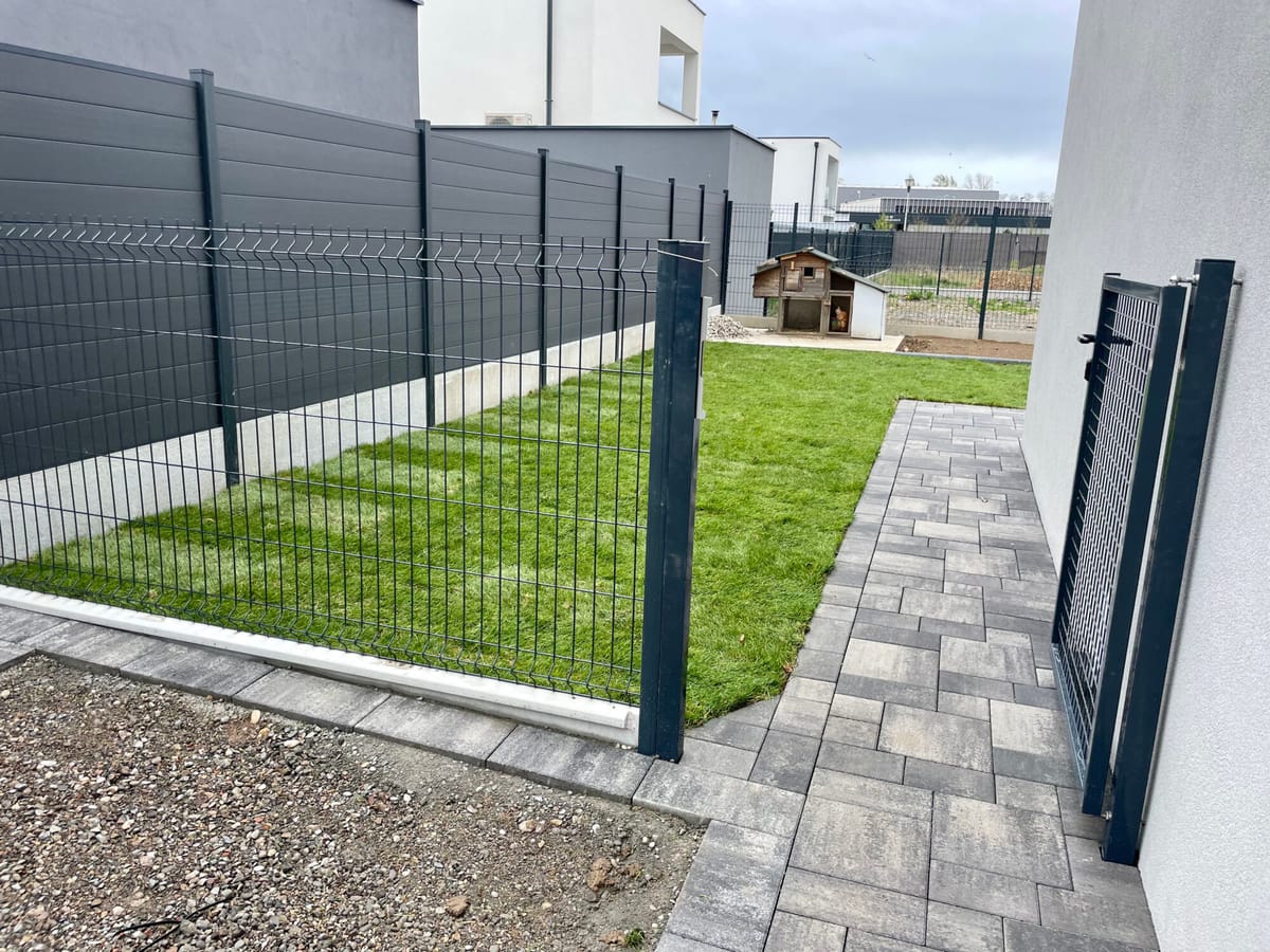 Clôture rigide et portail coulissant délimitant une propriété