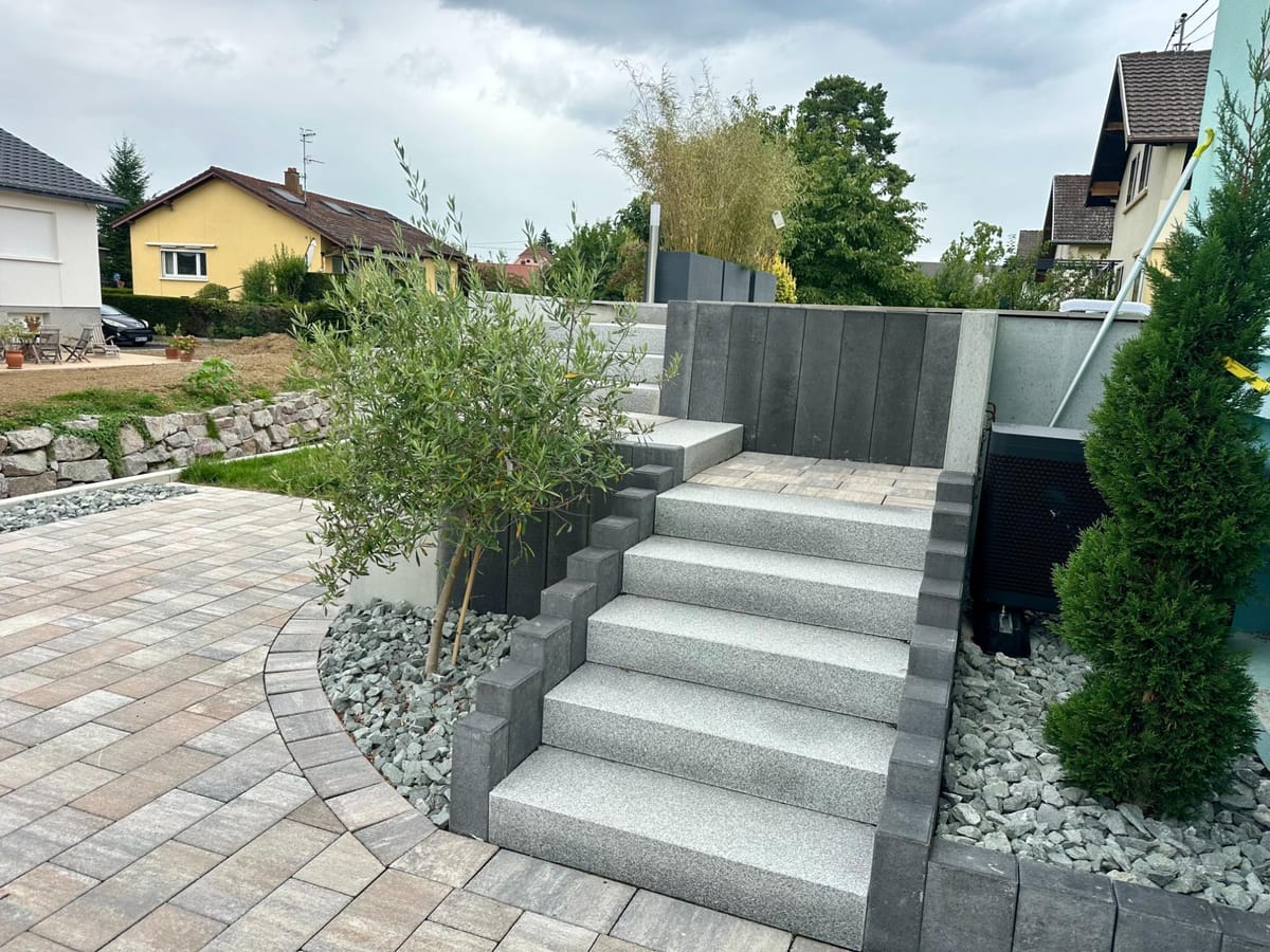 Escalier en blocs de granit massif desservant un jardin en pente
