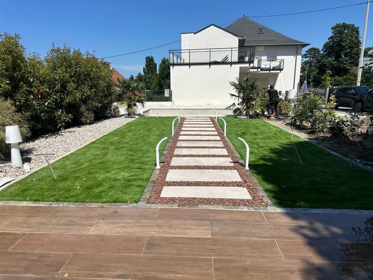Jardin en gazon synthétique avec escalier et cheminement lumineux à Pfastatt