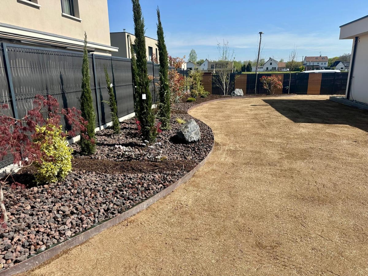Création de massifs et plantations autour d'une piscine à Village-Neuf
