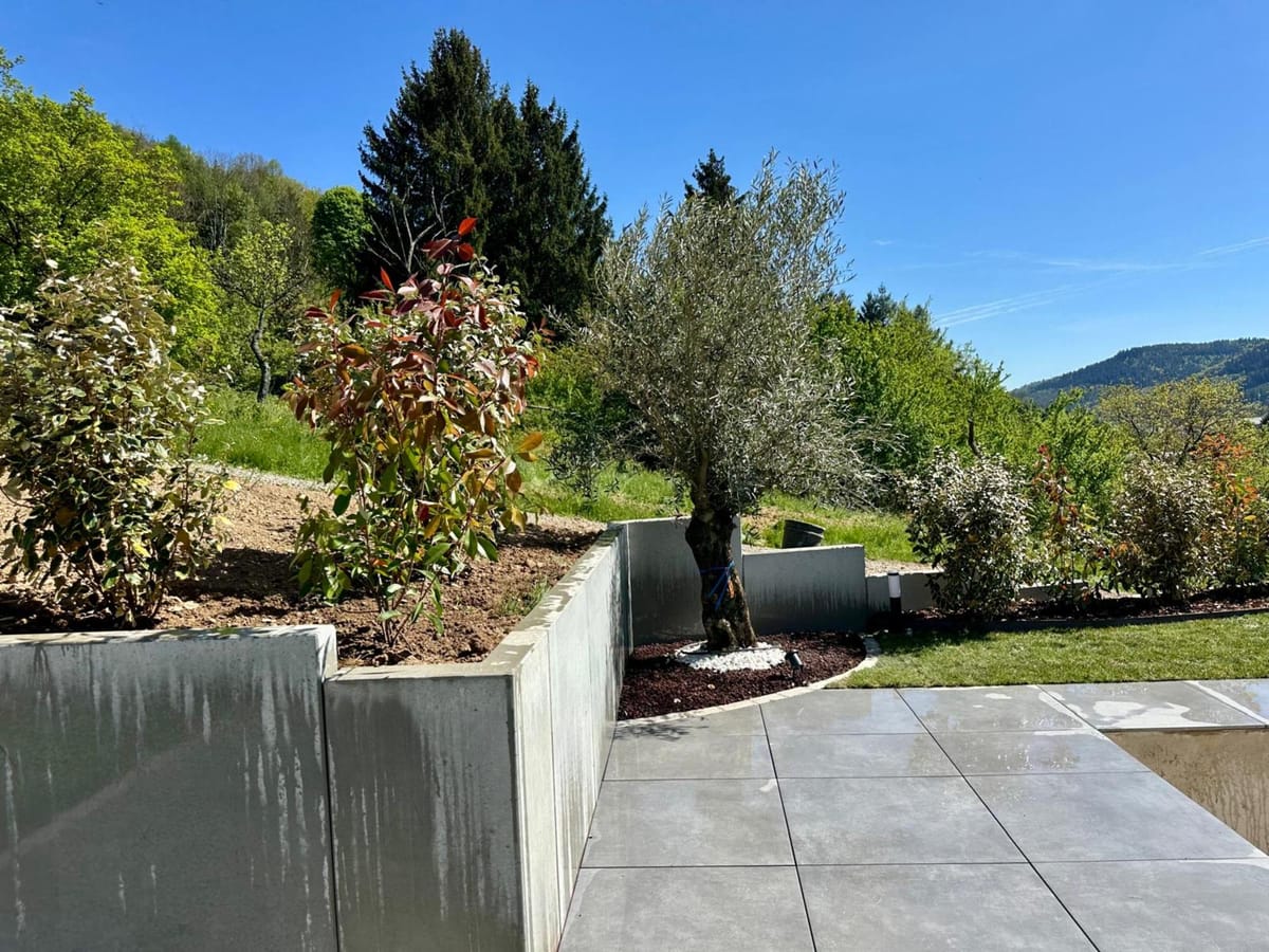 Mur de soutènement en béton et plantations sur un chantier Art Design à Willer-sur-Thur