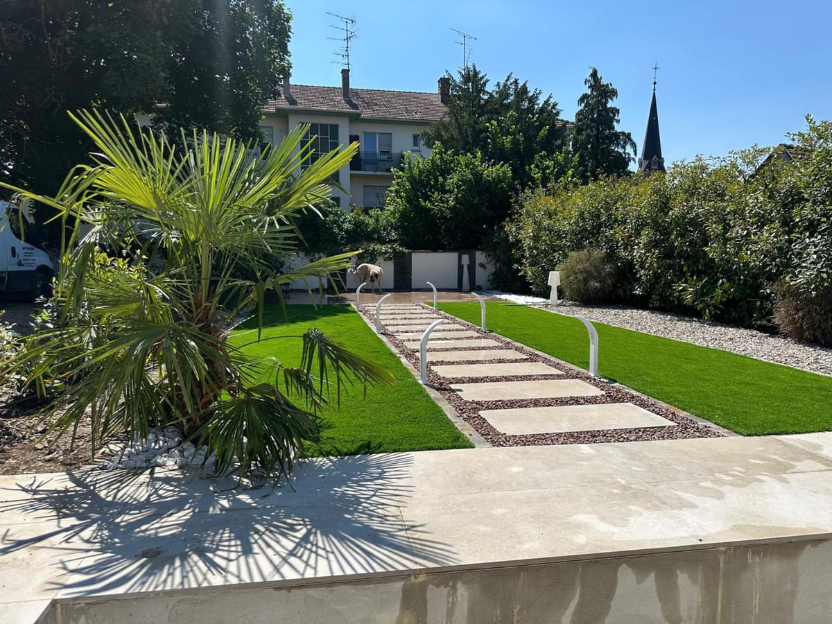 Palmier et gazon synthétique dans un jardin aménagé à Pfastatt