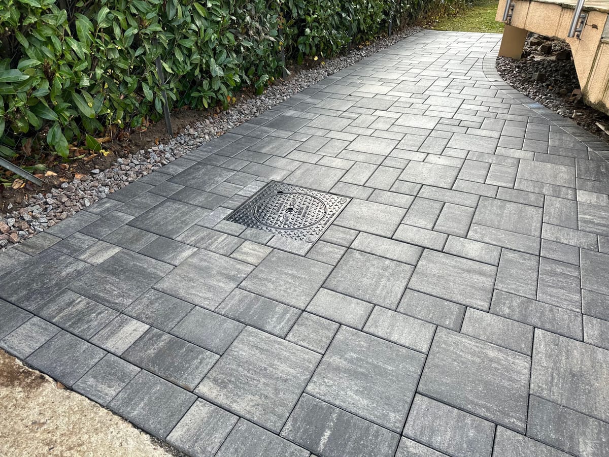Cour pavée avec grille d'avaloir pour l'évacuation des eaux pluviales