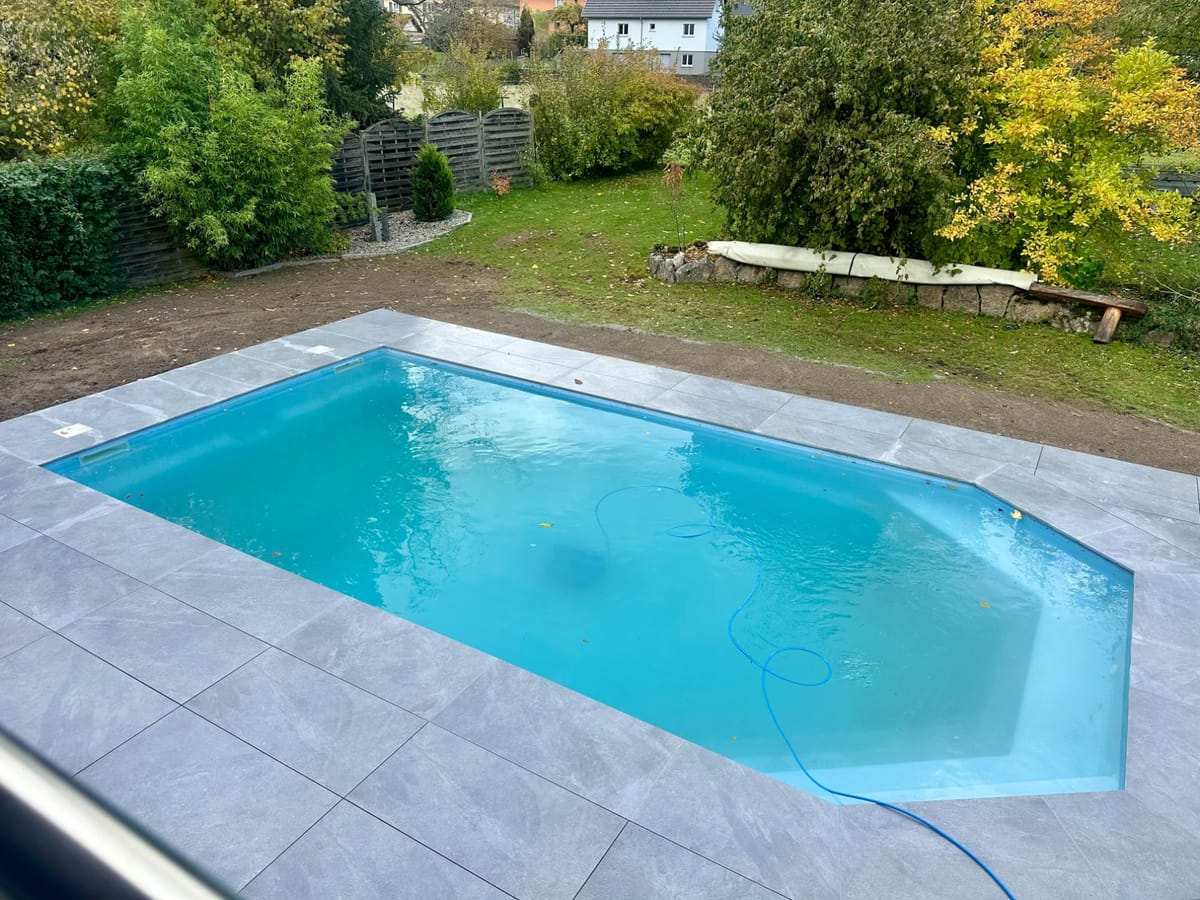 Piscine avec escalier immergé et margelles en pierre claire