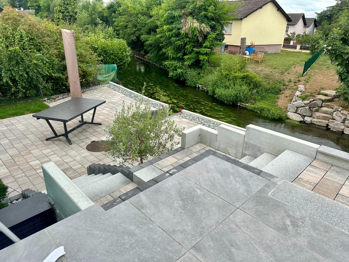 Piscine avec plage en dallage clair et cheminement en pas japonais