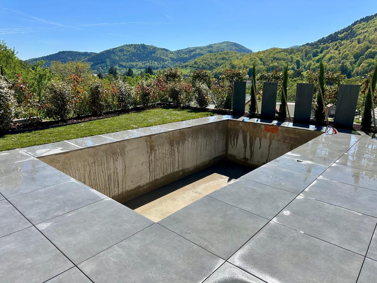 Aménagement d'un terrain en pente avec bassin et terrasse à Willer-sur-Thur