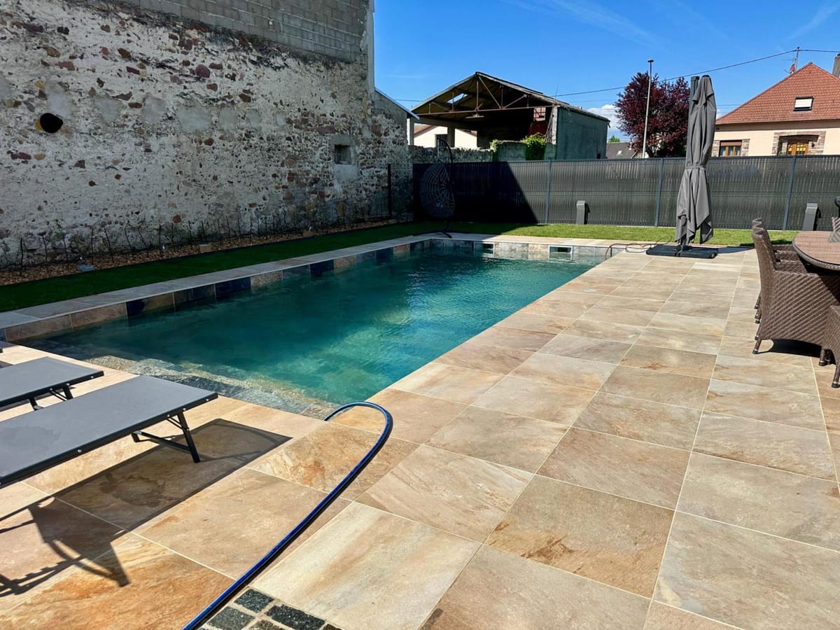 Terrasse en dallage bordée de massifs de graviers et plantations, Magstatt-le-Haut
