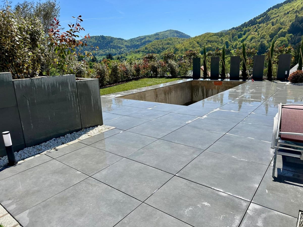 Terrasse et pelouse avec vue sur la montagne à Willer-sur-Thur