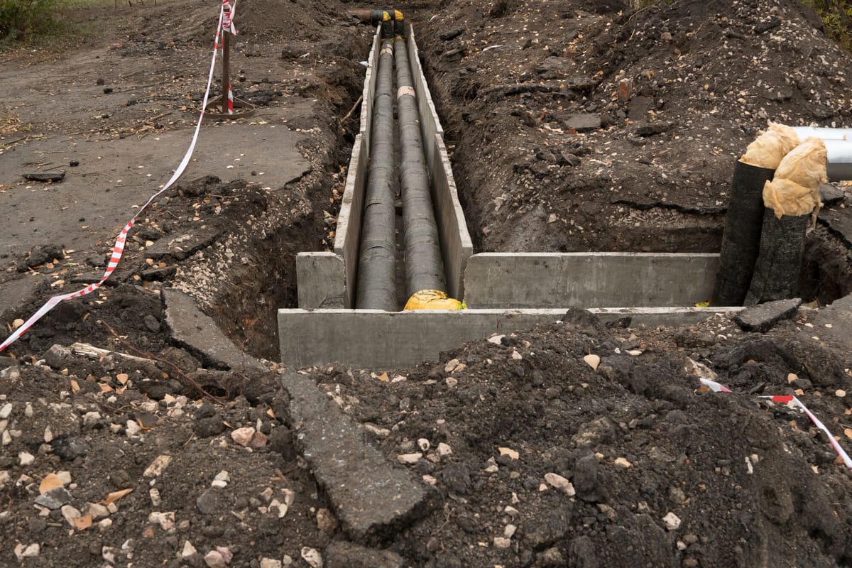 Tranchée ouverte pour la pose d'une canalisation d'assainissement
